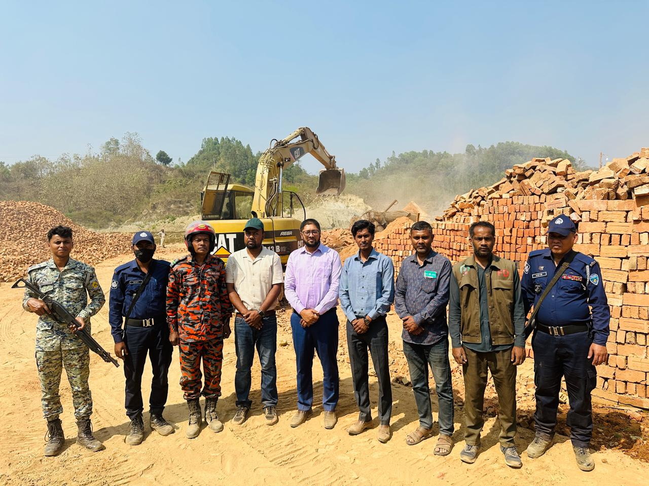 লামায় আরেকটি ইটভাটা গুড়িয়ে দিলেন প্রশাসন