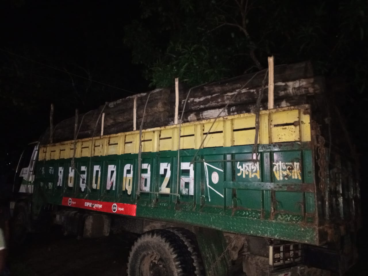 লামা বন বিভাগে কাঠভর্তি ট্রাক আটক