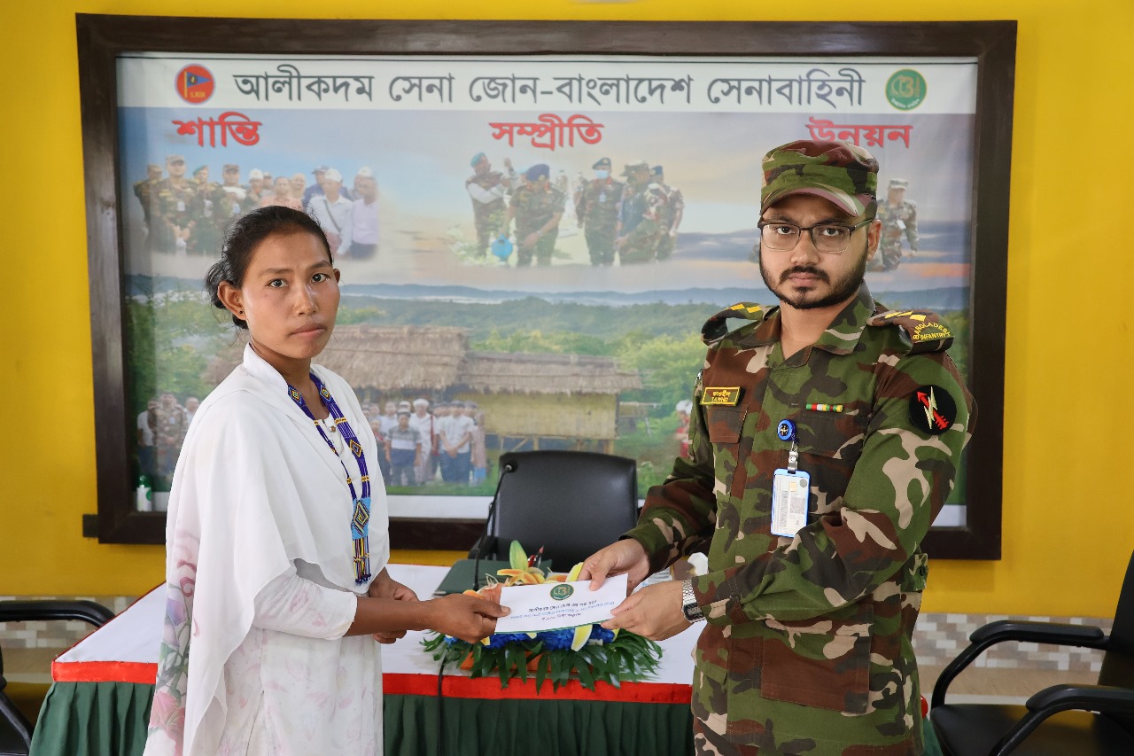 আলীকদমে আর্থিক সহায়তা প্রদান করেছেন সেনা জোন