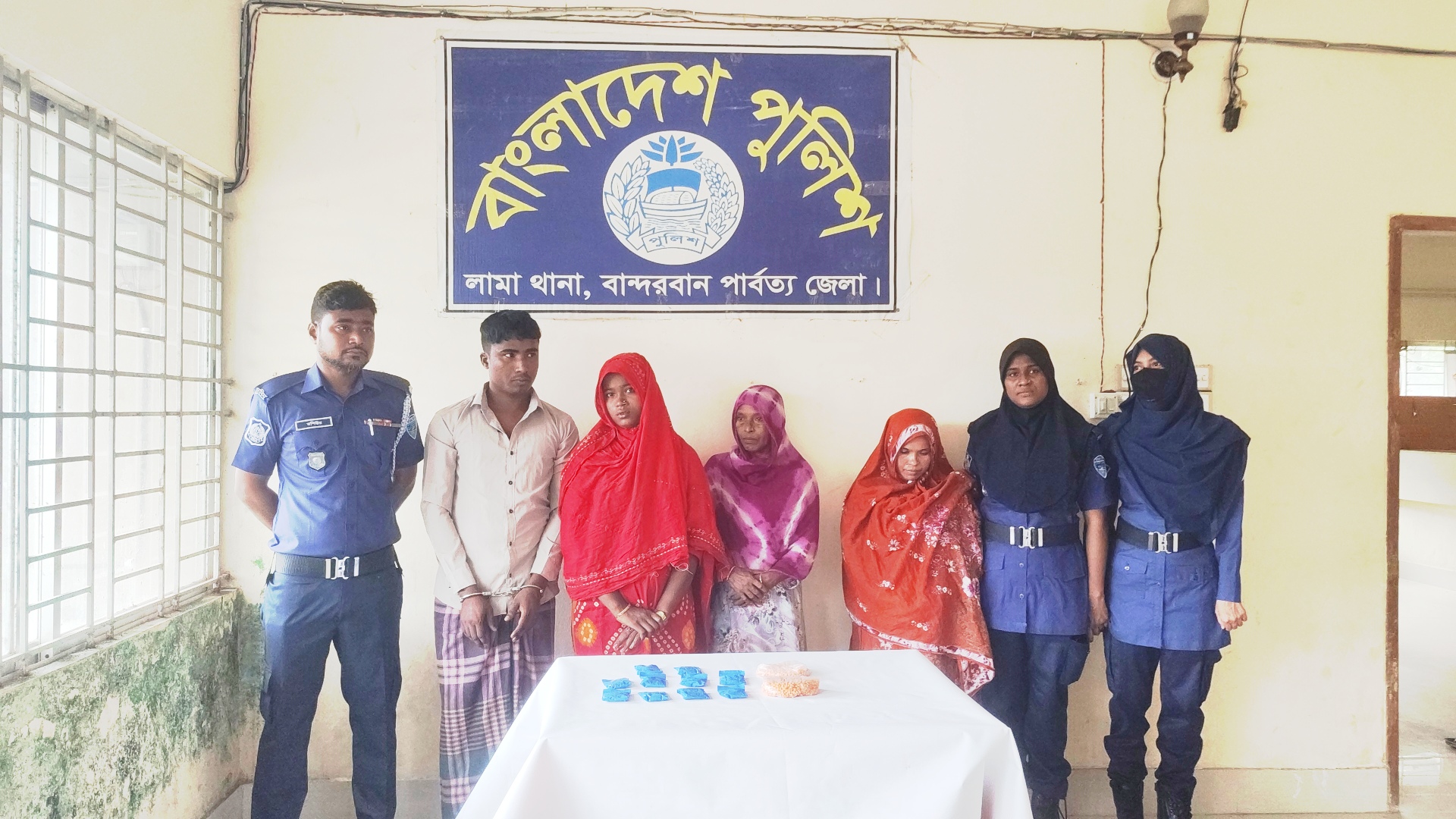 লামায় ৫ হাজার ইয়াবা ট্যাবলেটসহ নারীসহ ৪ রোহিঙ্গা নাগরিক আটক
