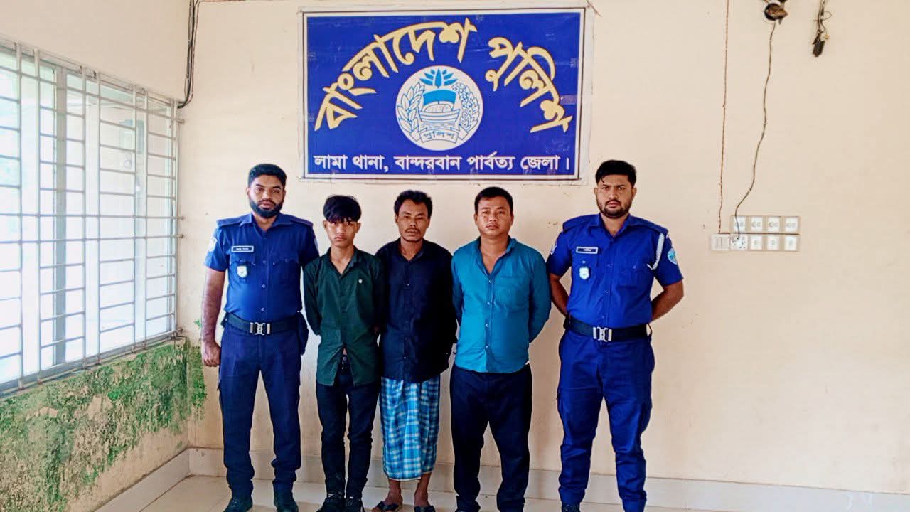 লামায় চাঁদাবাজির অভিযোগে ৩ জন আটক: স্থানীয়দের সাহসিকতায় ধরা পড়ল চক্রটি