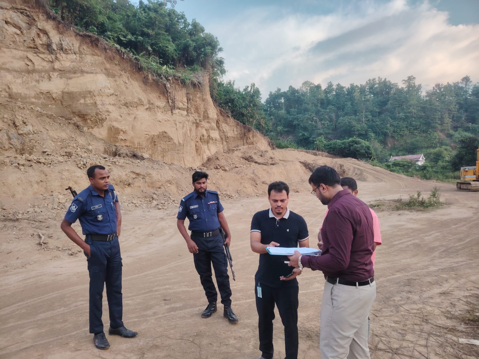 বান্দরবানে পাহাড় কাটার বিরুদ্ধে চলমান অভিযানে আরো একজনকে ৩০ হাজার টাকা জরিমানা