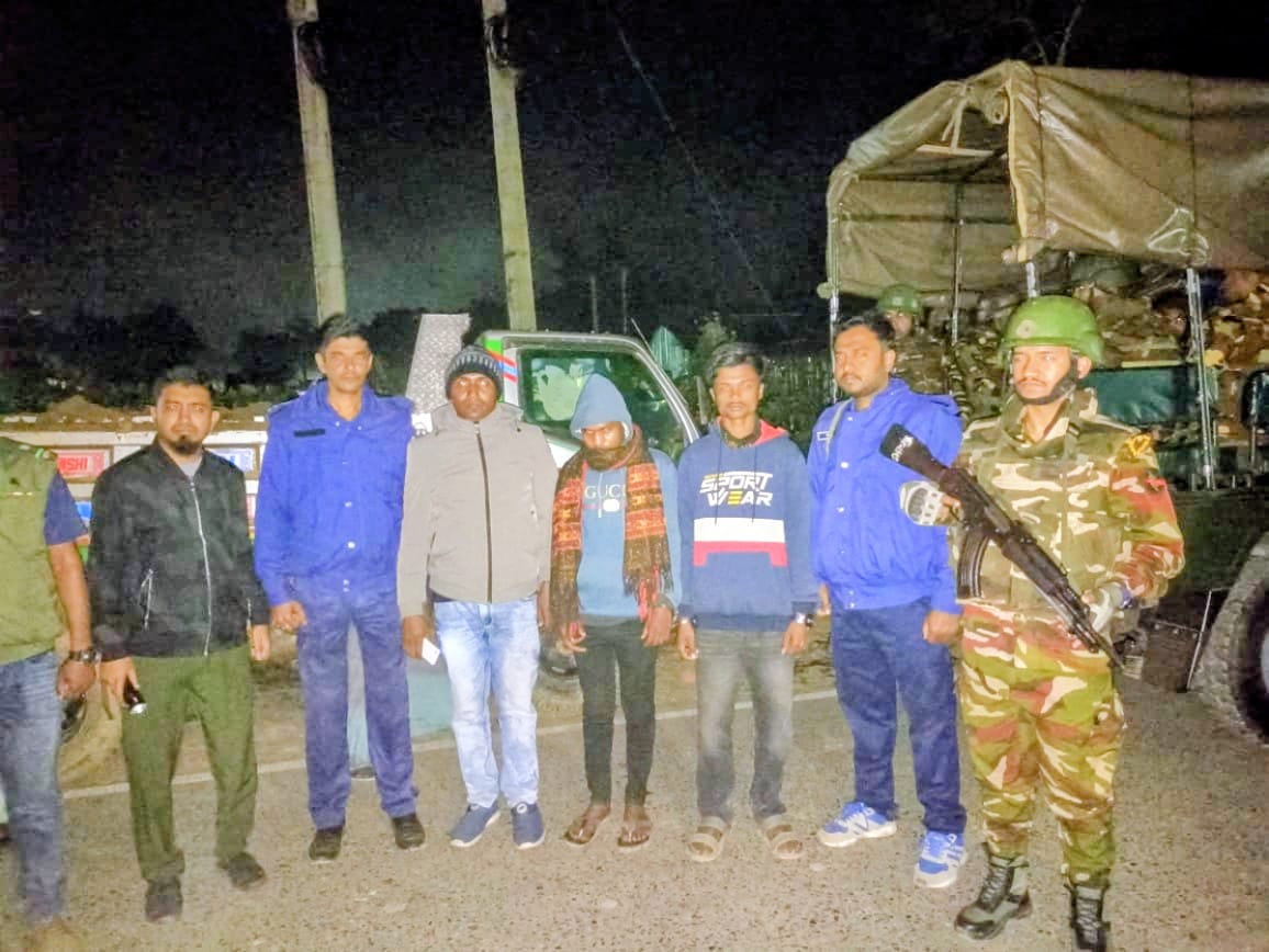 আলীকদমে পরিবেশ রক্ষায় যৌথবাহিনীর অভিযান, ৪ ডাম্পার, ১ স্ক্যাভেটর আটক ৬ লাখ টাকা জরিমানা