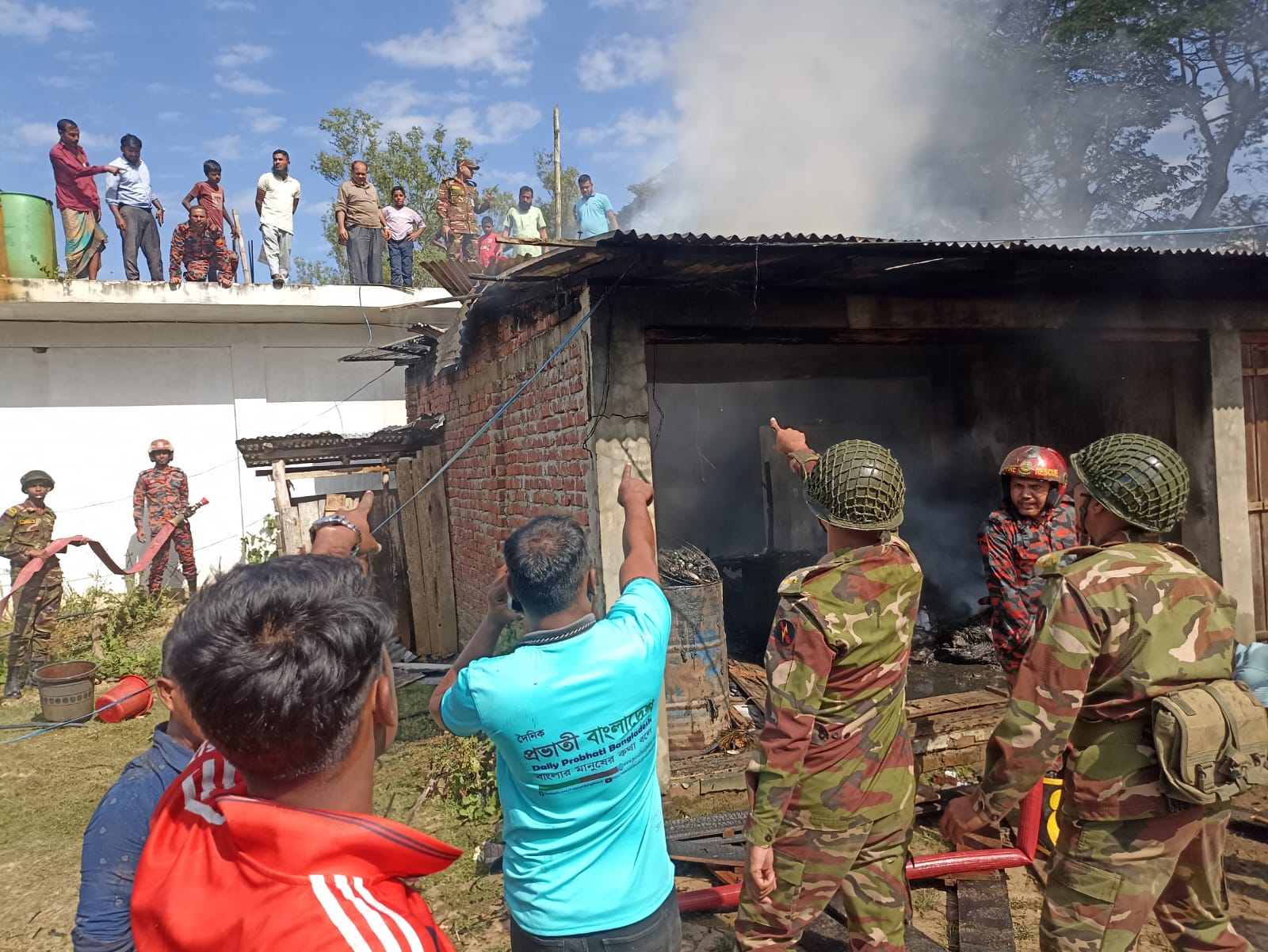 আলীকদম গরু বাজারে আগুন: সেনা জোন ও ফায়ার সার্ভিসের প্রচেষ্টায় নিয়ন্ত্রণ