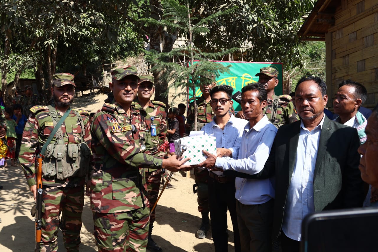 আলীকদম জোন কমান্ডারের পক্ষ থেকে বড় দিনের উপহার বিতরণ