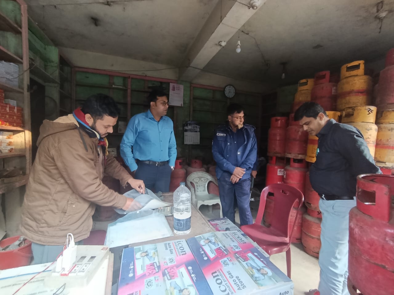 লামা পৌরসভায় জ্বালানি গ্যাস ও তেলের দোকানে সচেতনতামূলক মোবাইল কোর্ট