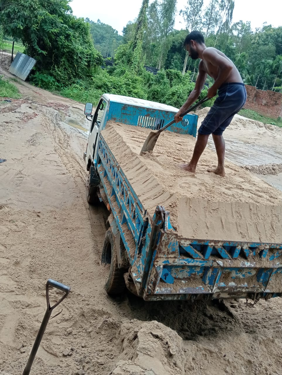 লামা ঘেঁষে চকরিয়া বমুবিলছড়িতে বালু খেকো দলের দুরাত্মা
