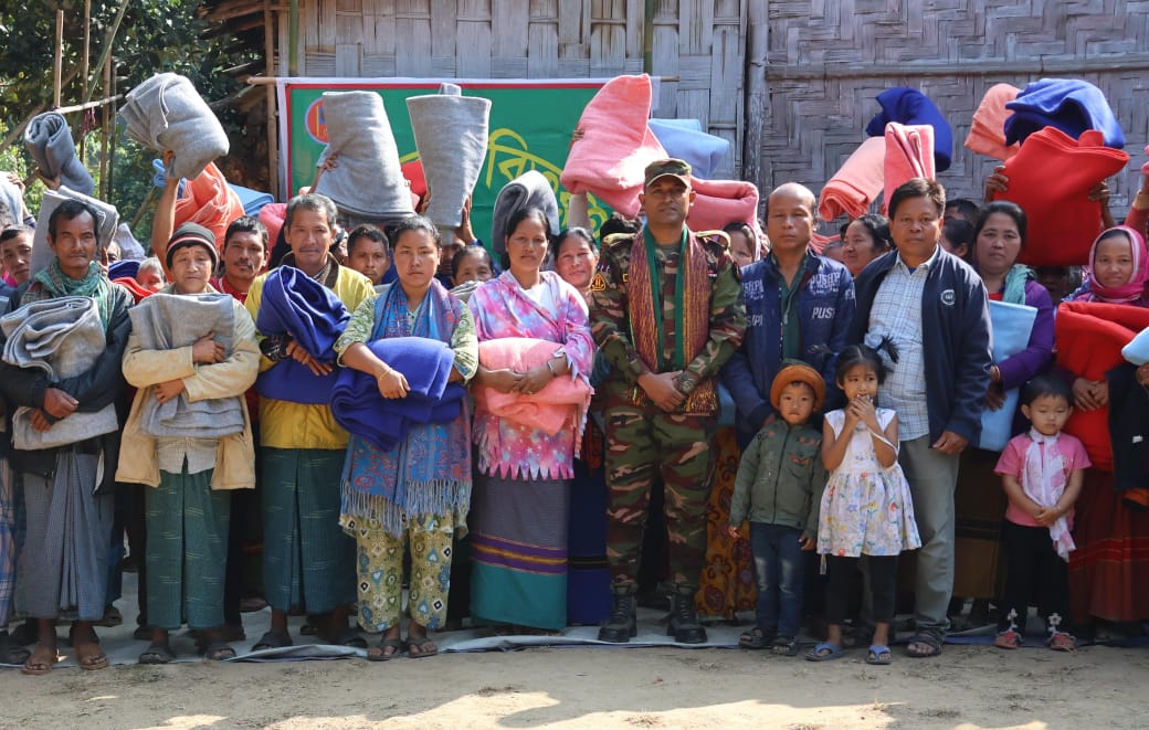 দুর্গম পাহাড়ে ১০০ পরিবারের মাঝে আলীকদম সেনা জোনের উদ্যোগে শীতবস্ত্র বিতরণ