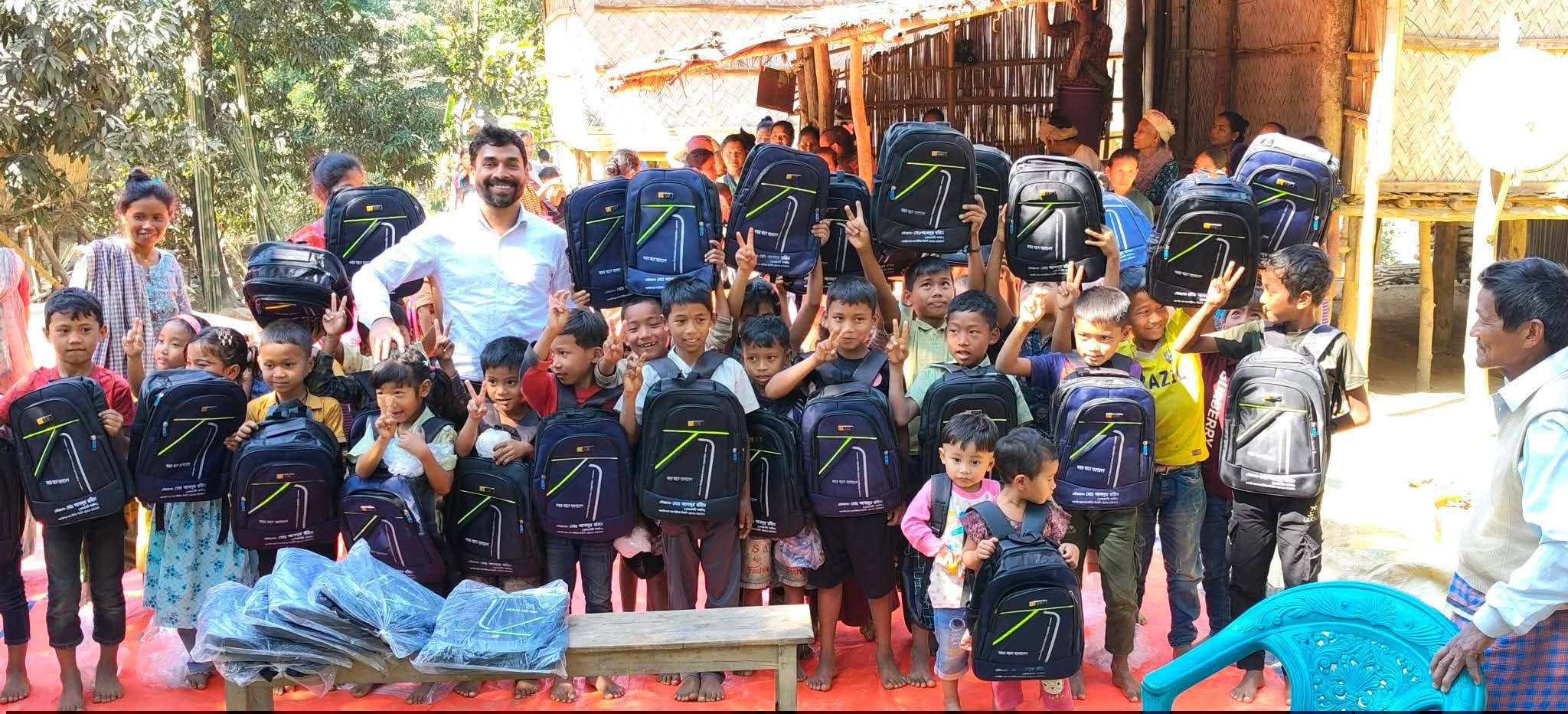লামায় পাহাড়ি অসহায় শিক্ষার্থীদের মাঝে স্কুল ব্যাগ বিতরণ