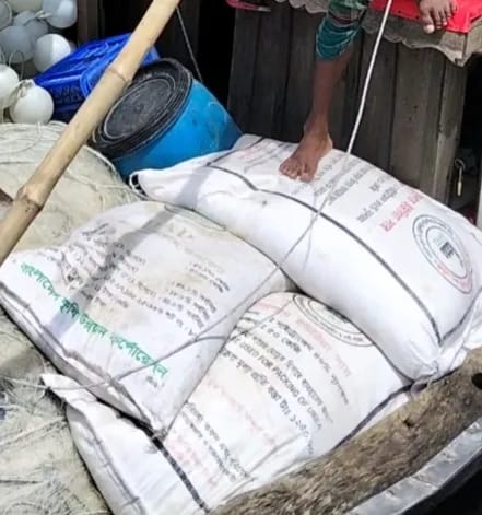 মেঘনায় সারবোঝাই কার্গো আটক করে সার নেওয়ার অভিযোগ