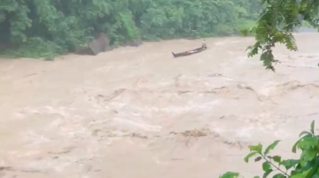 সাঙ্গু নদীর বড়পাথর এলাকায় নৌকা ডুবিতে এক পর্যটক নিখোঁজ