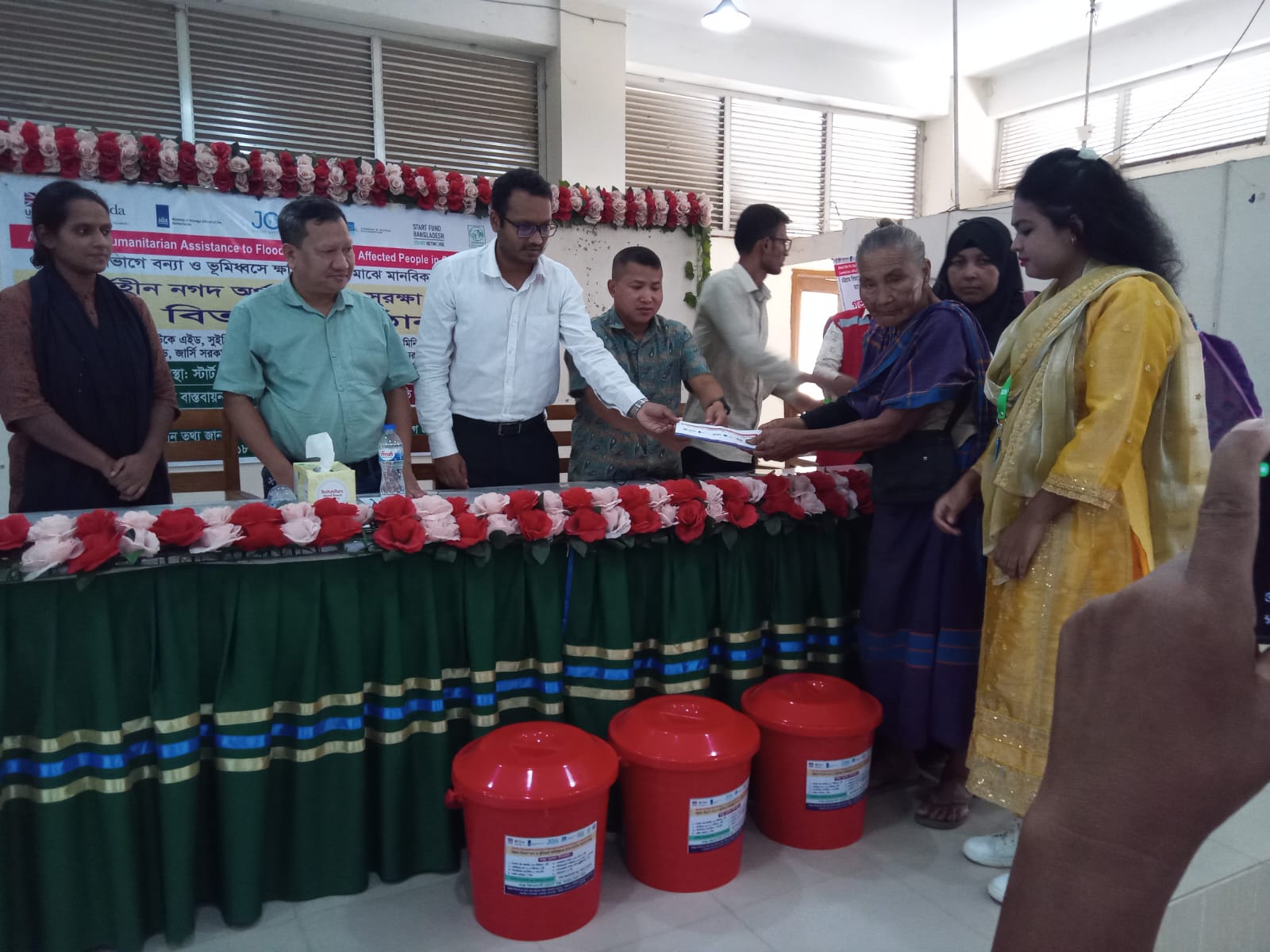 দীঘিনালায় বন্যায় ক্ষতিগ্রস্ত ২০০ পরিবারের মাঝে জাবারাং কল্যাণ সমিতির আর্থিক সহায়তা
